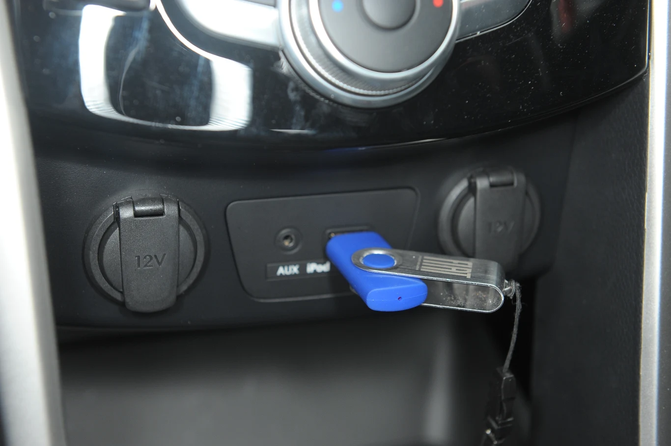 Gniazdo USB jest pod ręką. Pokładowy system audio łączy się z dodatkowym nośnikiem bez problemu. Gniazdo USB jest pod ręką. Pokładowy system audio łączy się z dodatkowym nośnikiem bez problemu.