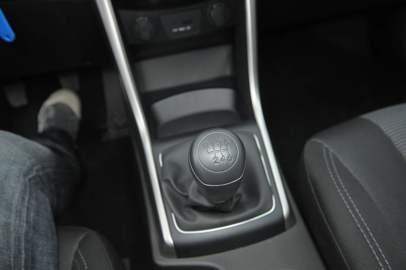 Ręczna, sześciobiegowa skrzynia to standard, nawet w wersji z podstawowym silnikiem benzynowym. Ręczna, sześciobiegowa skrzynia to standard, nawet w wersji z podstawowym silnikiem benzynowym.