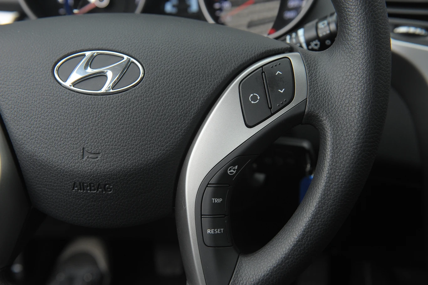 Przycisk zmiany siły wspomagania kierownicy znalazł się... na kierownicy. W testowanej wersji to standard. Przycisk zmiany siły wspomagania kierownicy znalazł się... na kierownicy. W testowanej wersji to standard.