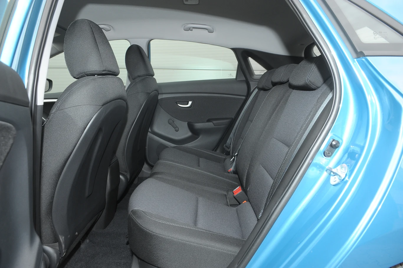 Z tyłu – dużo miejsca. Świetne warunki nawet na dłuższe podróże. Z tyłu – dużo miejsca. Świetne warunki nawet na dłuższe podróże.