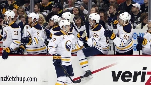 Kevin Porter odbiera gratulace od kolegów z Buffalo Sabres