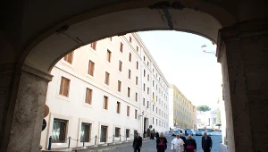 Papież Franciszek wychodzi z Domu Świętej Marty