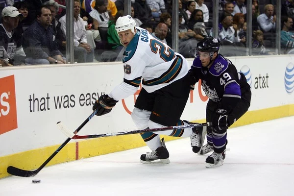 Ryan Clowe (z lewej) w barwach San Jose Sharks nie zdobył ani jednego gola w tym sezonie. Zmiana klubu wyraźnie mu pomogła Ryan Clowe (z lewej) w barwach San Jose Sharks nie zdobył ani jednego gola w tym sezonie. Zmiana klubu wyraźnie mu pomogła