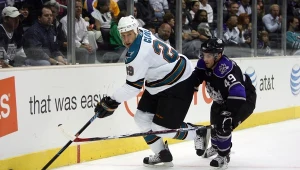 Ryan Clowe (z lewej) w barwach San Jose Sharks nie zdobył ani jednego gola w tym sezonie. Zmiana klubu wyraźnie mu pomogła