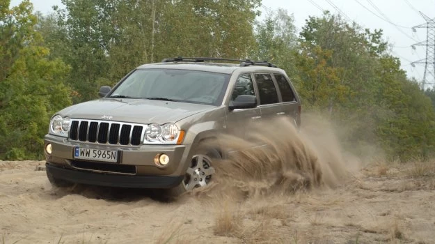 Jeep jest masywny, ale nie ogromny. To sylwetka sprawia, że wygląda na większego niż jest w rzeczywistości.