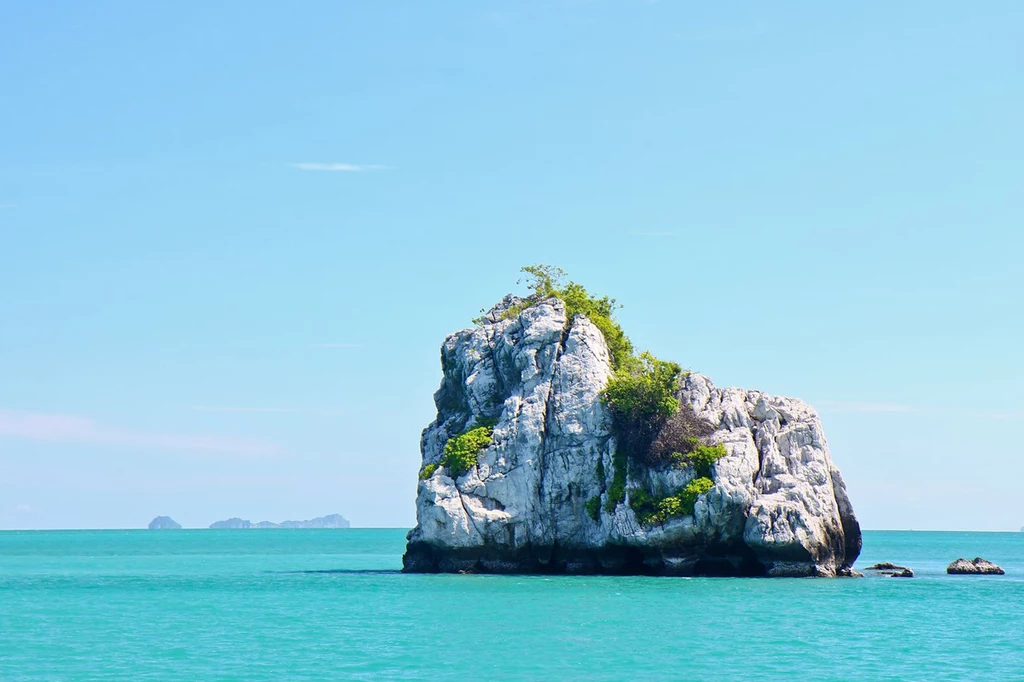 Ko Samui otacza 41 bezludnych wysepek. Wynajętą łódką możemy dostać się na jedną z nich i poczuć się jak Robinson Crusoe