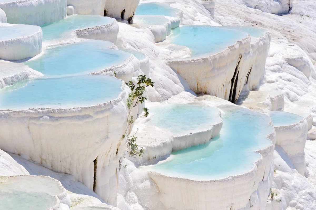 Pamukkale cieszy się ogromnym zainteresowaniem turystów