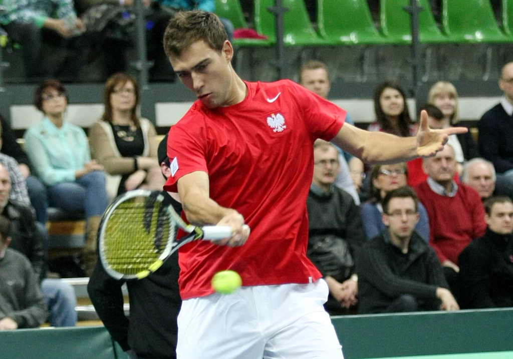Jerzy Janowicz w pojedynku z Jeanem Andersenem z RPA w meczu Pucharu Davisa obu reprezentacji w Zielonej Górze