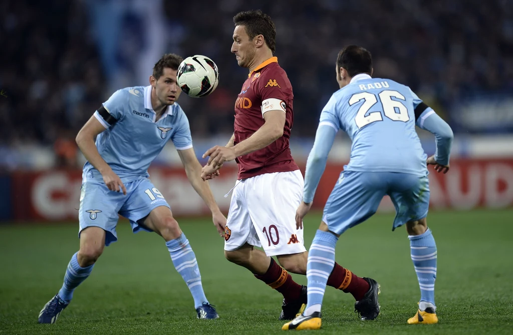 Francesco Totti (w środku) kontra Senad Lilić (L) i Stefan Rad.