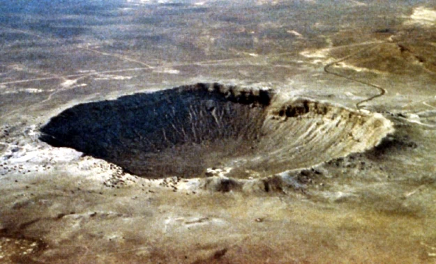 Krater w Arizonie powstały na skutek uderzenia meteorytu o średnicy około 42 metrów Krater w Arizonie powstały na skutek uderzenia meteorytu o średnicy około 42 metrów