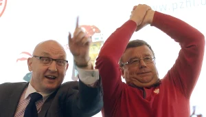 Prezes PZHL dr Piotr Hałasik (L) oraz trener drużyny narodowej Igor Zacharkin