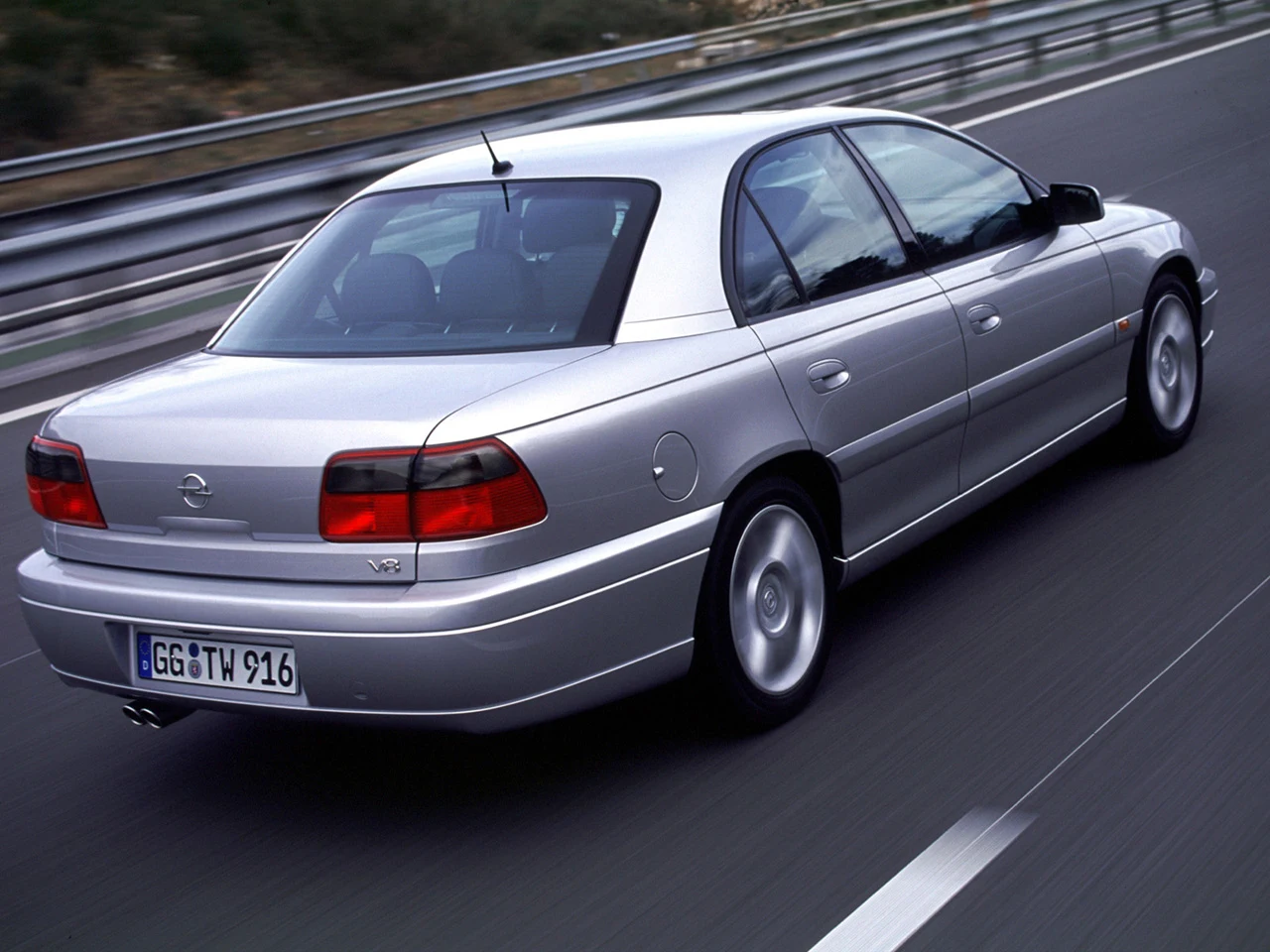 0-100 km/h w niespełna 7 sekund. Prędkość ograniczono do 250 km/h. 0-100 km/h w niespełna 7 sekund. Prędkość ograniczono do 250 km/h.