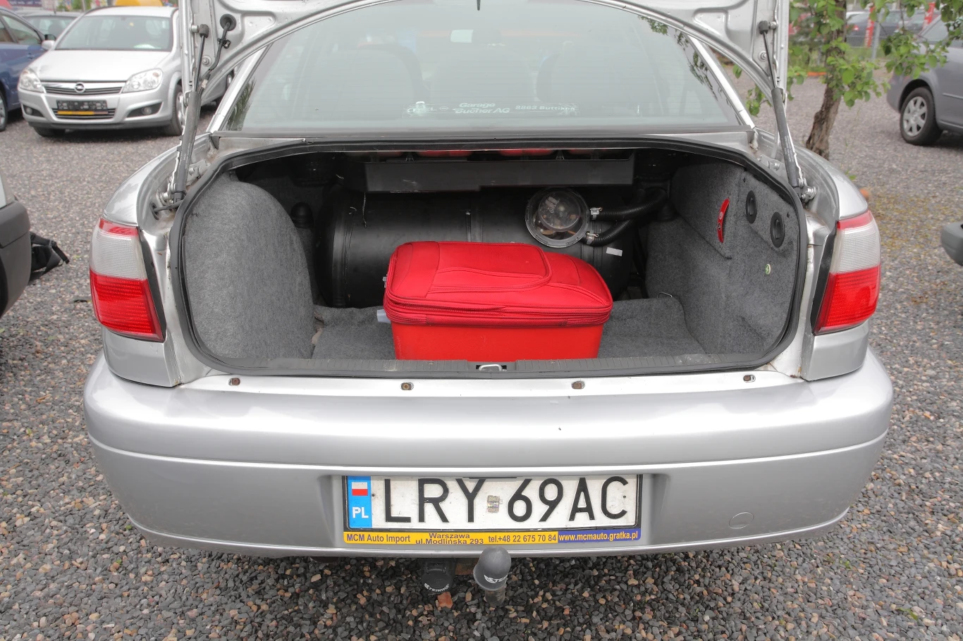 Koło zapasowe znajduje się z boku, co uniemożliwia zabudowę toroidalnych zbiorników na LPG. Koło zapasowe znajduje się z boku, co uniemożliwia zabudowę toroidalnych zbiorników na LPG.