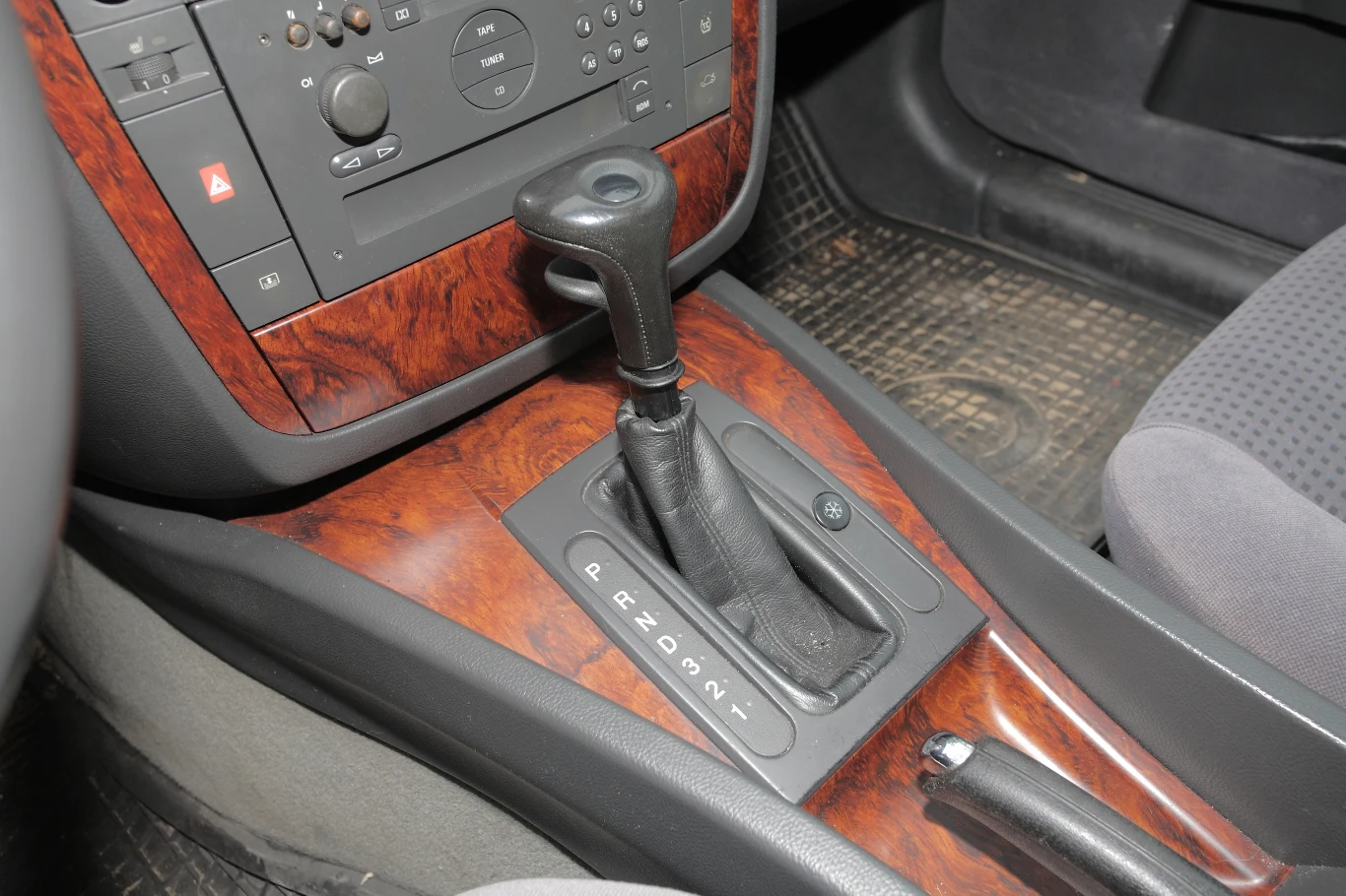 Z automatycznych skrzyń biegów GM korzysta także BMW, ale nie są najmocniejszą stroną Omegi. Unikajmy używanych egzemplarzy V6 z automatem i z gazem. Z automatycznych skrzyń biegów GM korzysta także BMW, ale nie są najmocniejszą stroną Omegi. Unikajmy używanych egzemplarzy V6 z automatem i z gazem.