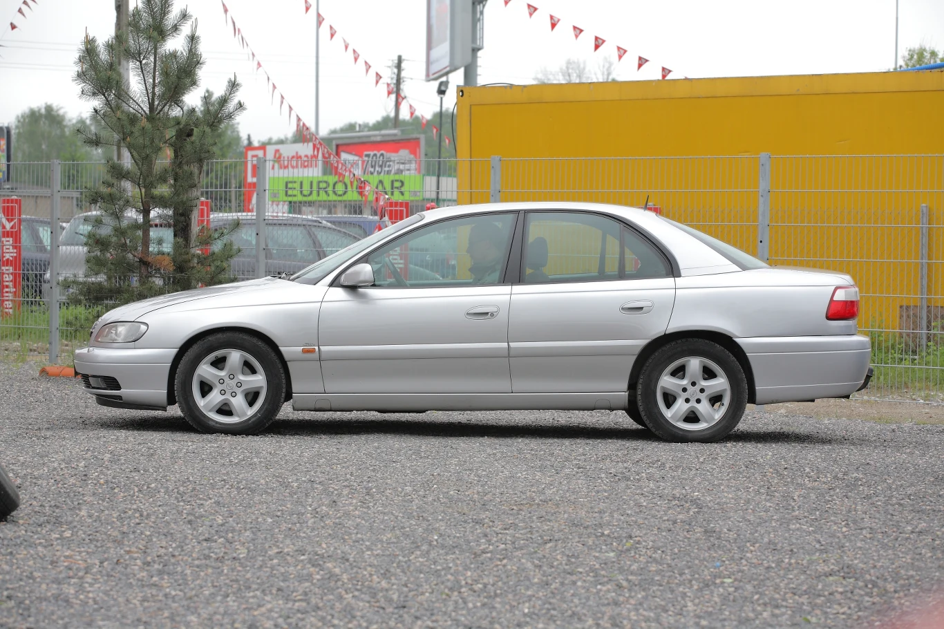 Sedan jest podstawową wersją nadwoziową w gamie Omegi. Ceny egzemplarzy używanych są zazwyczaj niższe od kombi. Wyjątkiem są modele szczególnie zadbane, z sekwencyjną instalacją LPG. Sedan jest podstawową wersją nadwoziową w gamie Omegi. Ceny egzemplarzy używanych są zazwyczaj niższe od kombi. Wyjątkiem są modele szczególnie zadbane, z sekwencyjną instalacją LPG.
