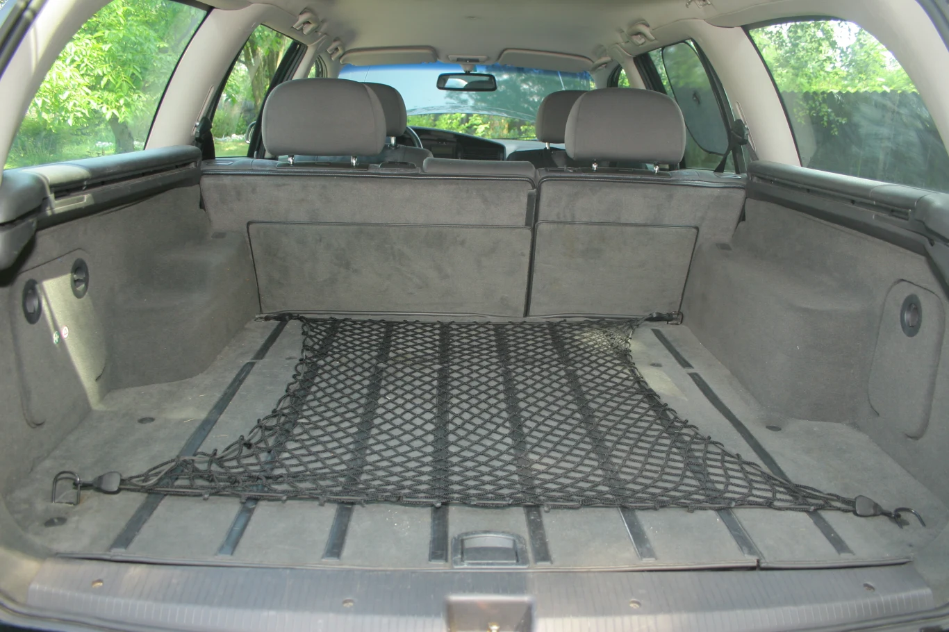 Kombi to król przestrzeni. Po złożeniu tylnych siedzeń można się tutaj nawet przespać. Kombi to król przestrzeni. Po złożeniu tylnych siedzeń można się tutaj nawet przespać.