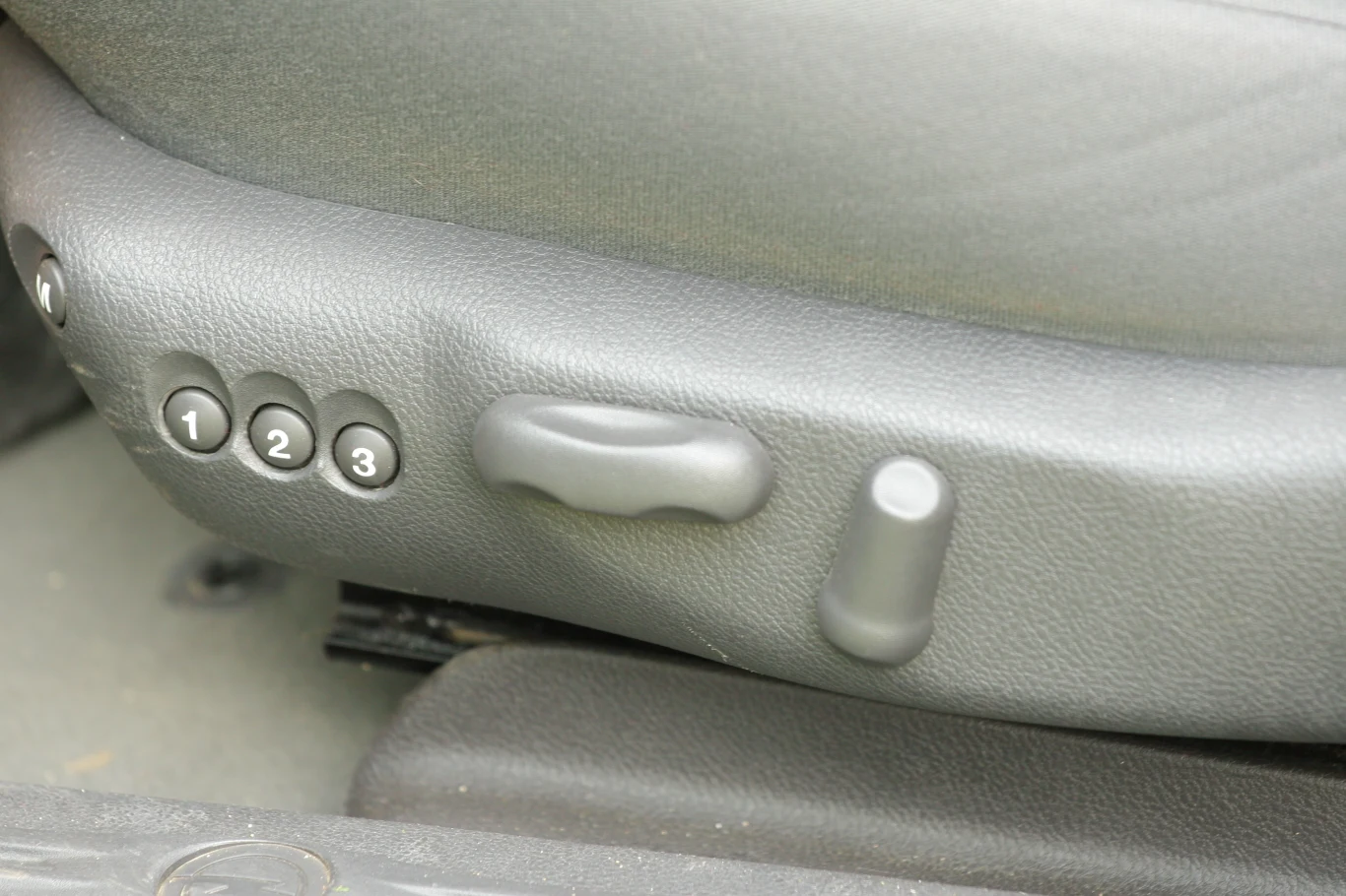 Elektrycznie regulowane fotele trafiają się często, ale funkcja pamięci trzech różnych ustawień to już wyposażenie dodatkowe. Elektrycznie regulowane fotele trafiają się często, ale funkcja pamięci trzech różnych ustawień to już wyposażenie dodatkowe.