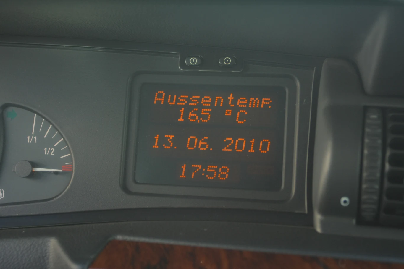 Bursztynowy wyświetlacz obsługuje zwykle komputer pokładowy i zestaw audio. Bursztynowy wyświetlacz obsługuje zwykle komputer pokładowy i zestaw audio.