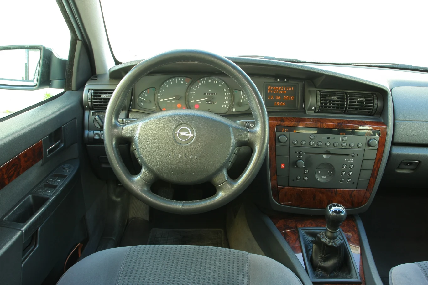 Wnętrze z wersji poliftingowej. Cechą charakterystyczną jest nowy, rozbudowany panel sterowania klimatyzacją. Kierownica reguluje się w typowo amerykański sposób, w jednej płaszczyźnie. Wnętrze z wersji poliftingowej. Cechą charakterystyczną jest nowy, rozbudowany panel sterowania klimatyzacją. Kierownica reguluje się w typowo amerykański sposób, w jednej płaszczyźnie.