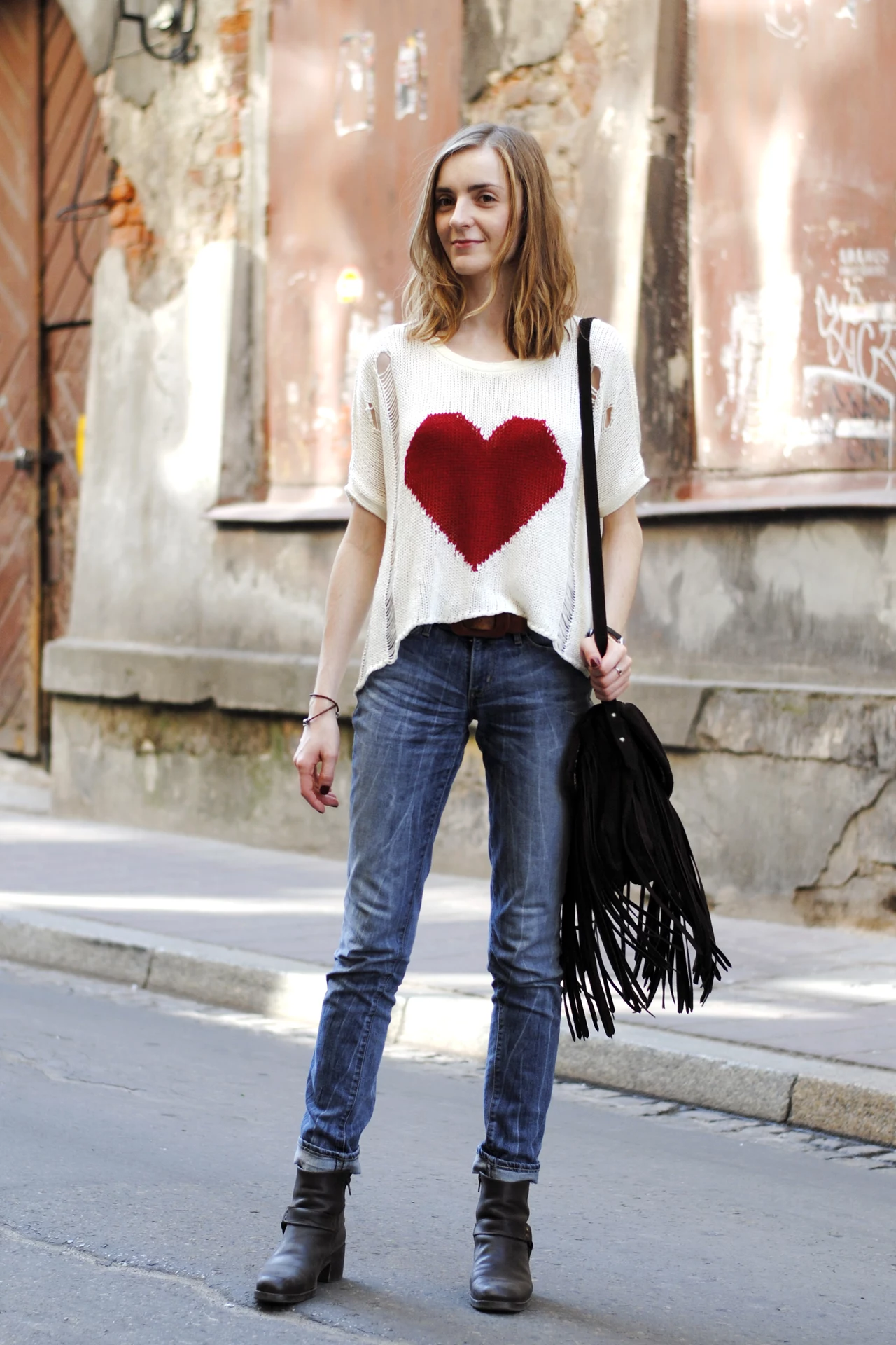 Sweter z sercem - Koton, dżinsy - Levi's, pasek - ciucholand, torba z frędzlami - Zara, buty - Russell & Bromley (vintage). Sweter z sercem - Koton, dżinsy - Levi's, pasek - ciucholand, torba z frędzlami - Zara, buty - Russell & Bromley (vintage).