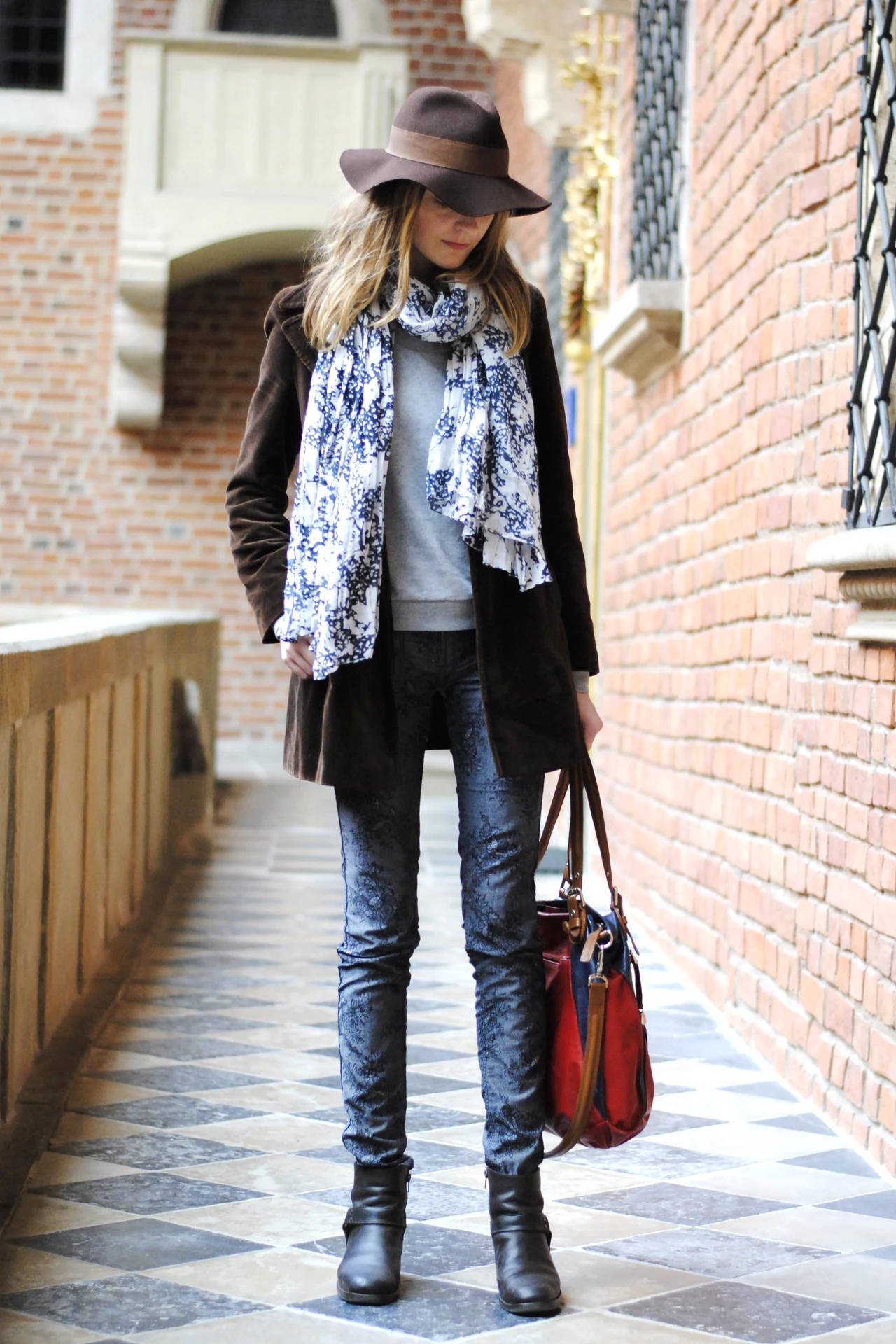 Kapelusz - Accessorize, szalik - Soaked in Luxury, bluza - Cheap Monday, płaszcz - Charlotte Halton (ciucholand), dwustronne dżinsy - GAS, buty - Russell & Bromley (vintage), torba - de Mehlem. Kapelusz - Accessorize, szalik - Soaked in Luxury, bluza - Cheap Monday, płaszcz - Charlotte Halton (ciucholand), dwustronne dżinsy - GAS, buty - Russell & Bromley (vintage), torba - de Mehlem.
