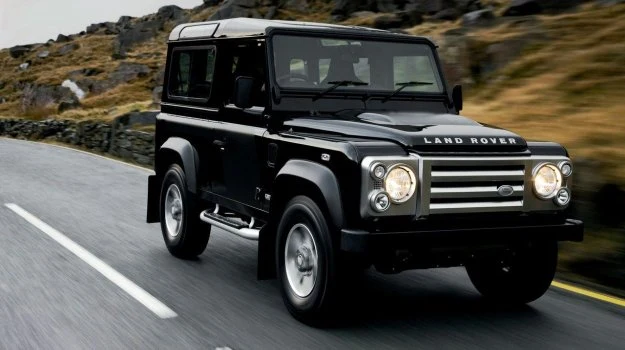 Defender zadebiutował w 1983 roku (początkowo jako 90/110, nazwa Defender pojawiła się sześć lat później). Wciąż wiele łączy go jednak z pierwszym Land Roverem z 1948 roku. Przez 65 lat kolejne wydania modelu znalazły na całym świecie ponad 2 mln nabywców. Defender zadebiutował w 1983 roku (początkowo jako 90/110, nazwa Defender pojawiła się sześć lat później). Wciąż wiele łączy go jednak z pierwszym Land Roverem z 1948 roku. Przez 65 lat kolejne wydania modelu znalazły na całym świecie ponad 2 mln nabywców.