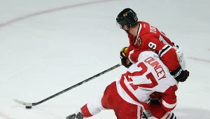 Jonathan Toews z Chicago Blackhawks i Kyle Quincey z Detroit Red Wings