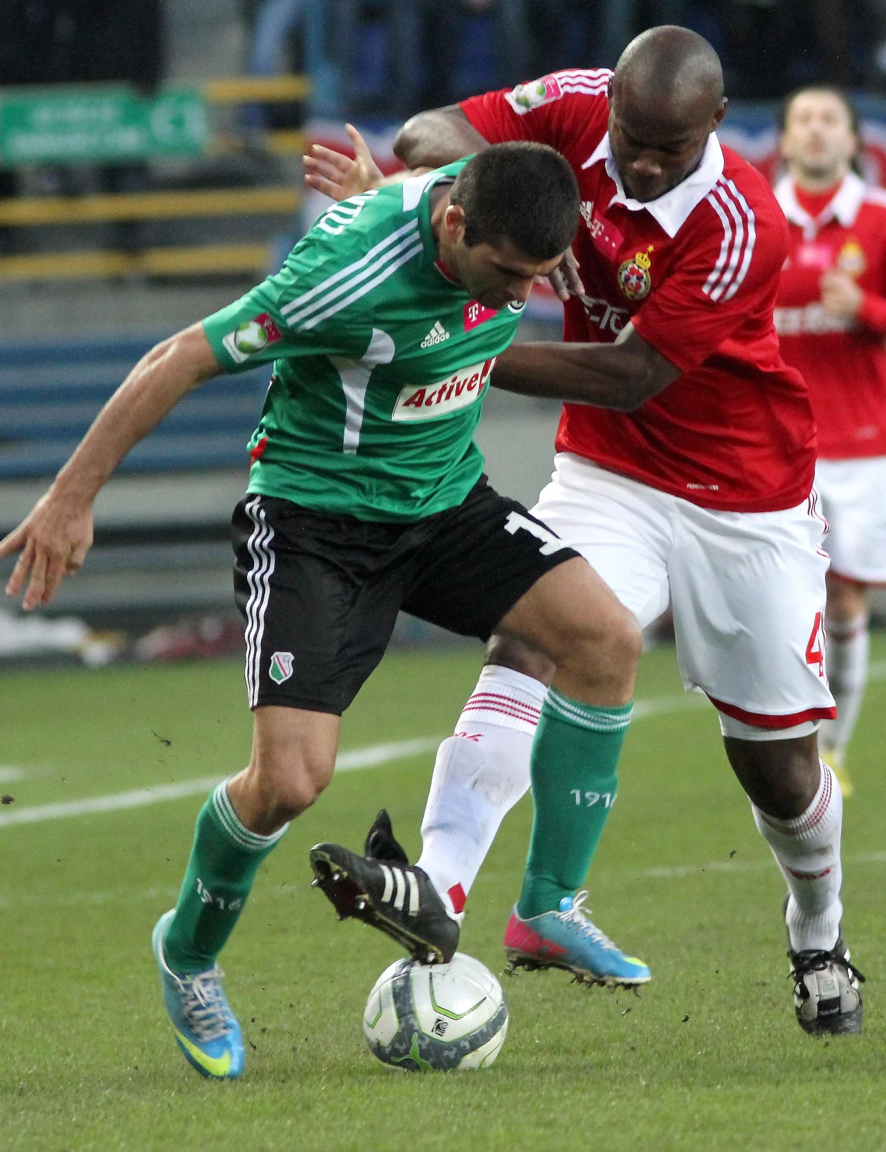 Wladimer Dwaliszwili z Legii walczy o piłkę z Osmanem Chavezem Wladimer Dwaliszwili z Legii walczy o piłkę z Osmanem Chavezem