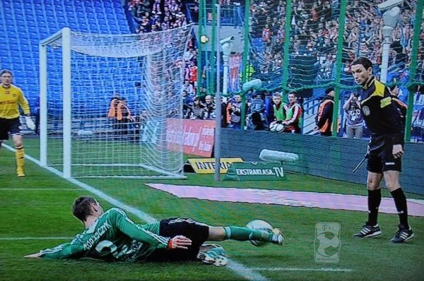 Artur Jędrzejczyk wyciągnął piłkę zza linii końcowej. Jak dobrze ustawiony sędzia Sebastian Jarzębak mógł tego nie zauważyć? Artur Jędrzejczyk wyciągnął piłkę zza linii końcowej. Jak dobrze ustawiony sędzia Sebastian Jarzębak mógł tego nie zauważyć?