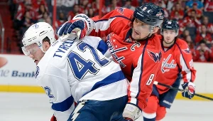 Gwiazda Washington Capitals Aleksander Owieczkin (z prawej) w meczu z Tampa Bay Lightning