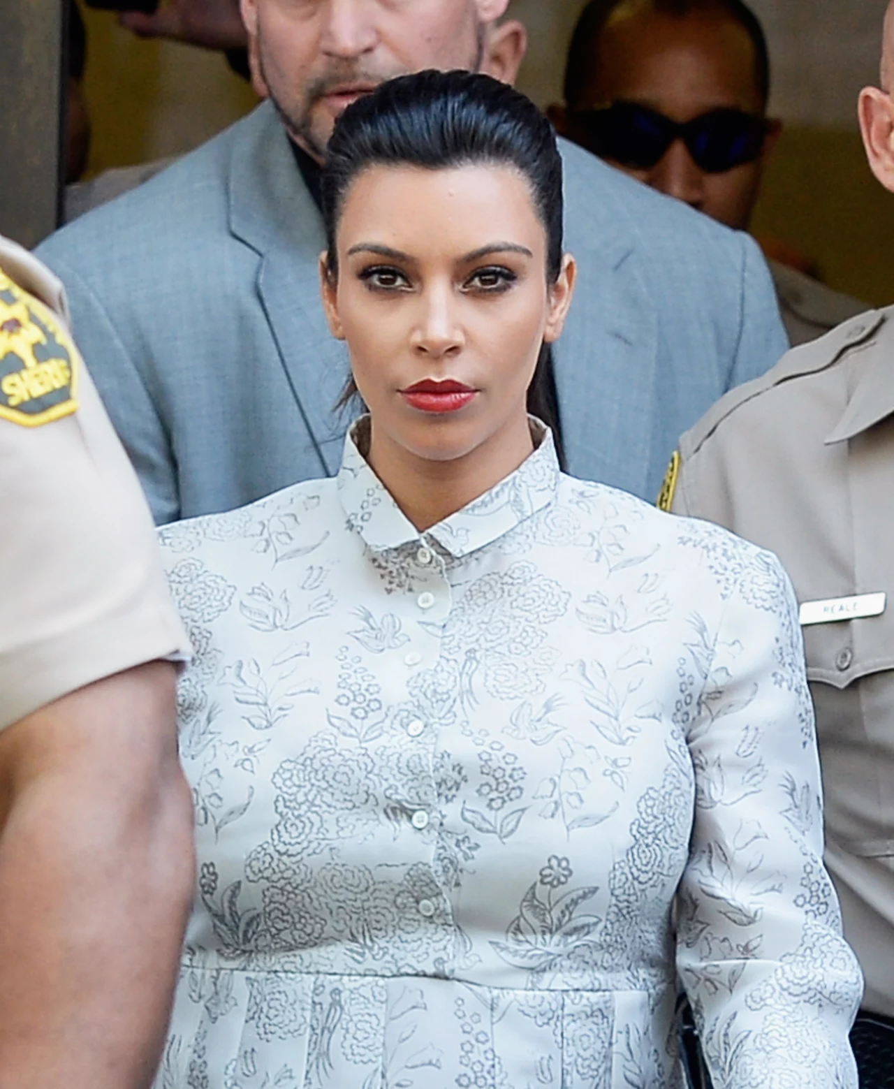 Kim Kardashian eskortowana z sądu Kim Kardashian eskortowana z sądu