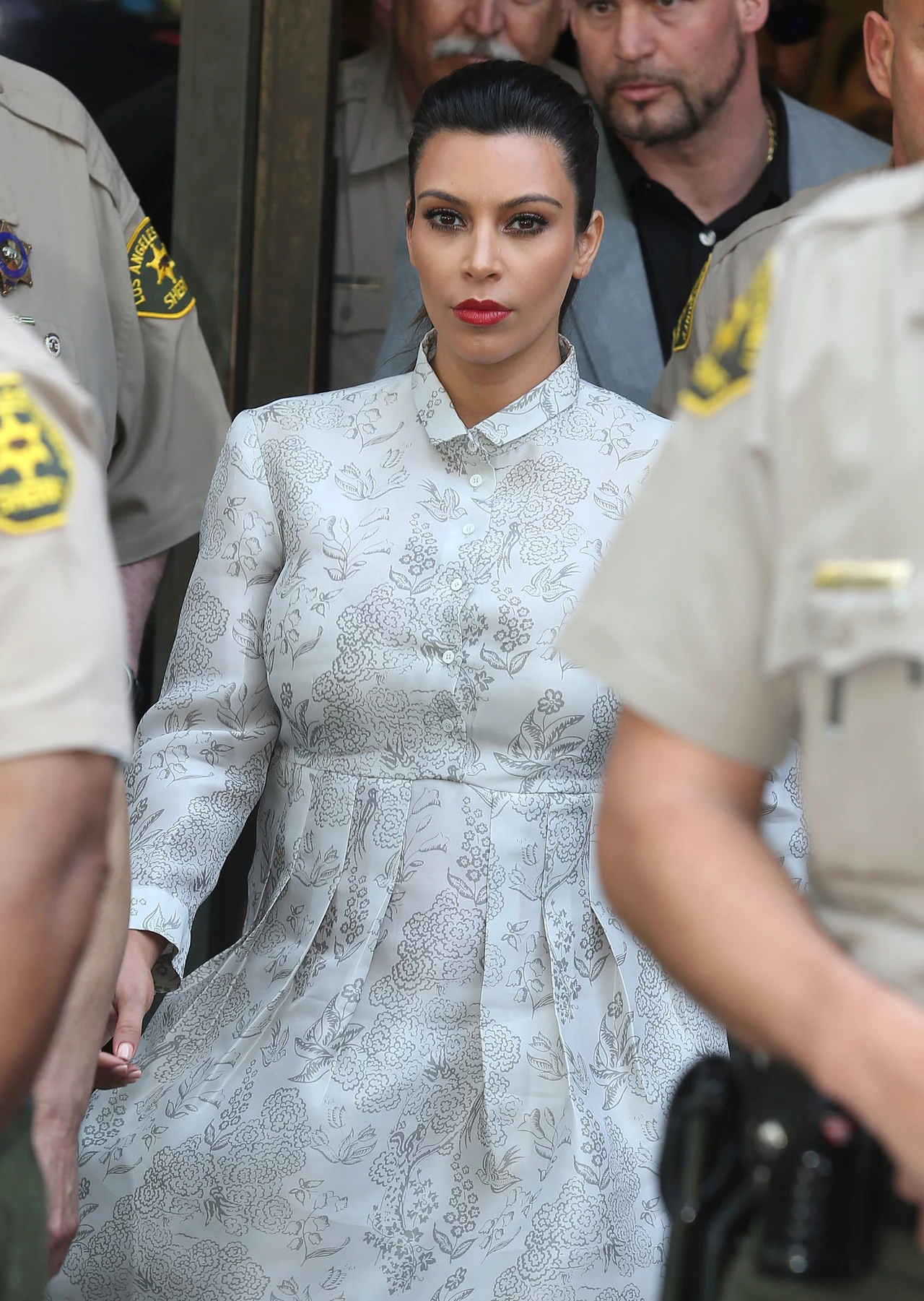 Kim Kardashian eskortowana z sądu Kim Kardashian eskortowana z sądu