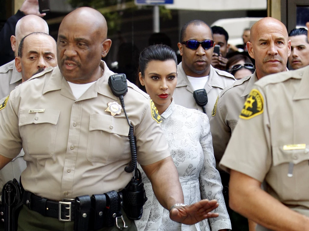 Kim Kardashian eskortowana z sądu Kim Kardashian eskortowana z sądu