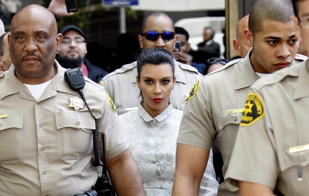 Kim Kardashian eskortowana z sądu Kim Kardashian eskortowana z sądu