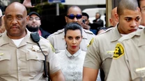 Kim Kardashian eskortowana z sądu