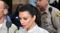 Kim Kardashian eskortowana z sądu