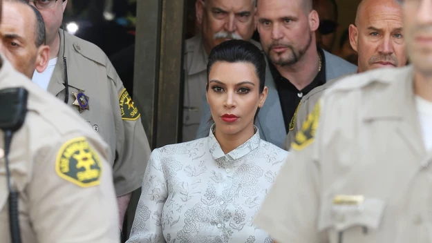 Kim Kardashian eskortowana z sądu