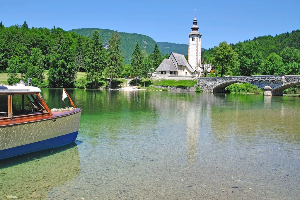 Kościół Świętego Jana Chrzciciela nad największym jeziorem Słowenii, wysokogórskim Bohinj