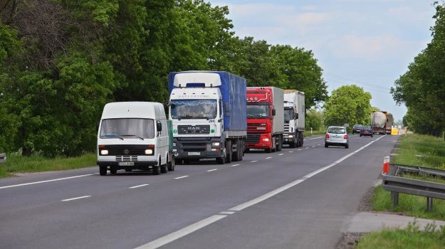 Poza miastem tiry muszę zostawiać przed sobą lukę umożliwiającą wjechanie w nią innemu pojazdowi.