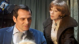 Grana przez Małgorzatę Niemirską Janina, ciotka prowadzącego w Łodzi Klinikę Lalek Wiktora (Paweł Deląg), przyczyni się do ujęcia groźnego psychopaty z zimną krwią mordującego młode kobiety.