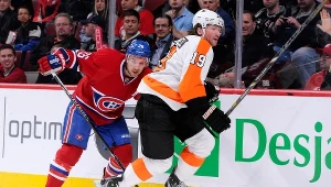 Josh Gorges (z lewej, Montreal Canadiens) i Scott Hartnell (Philadelphia Flyers)