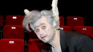 Rola, jaką Piotr Cyrwus gra w najnowszym przedstawieniu warszawskiego Teatru Polskiego, potwierdza, że aktor potrafi zagrać każdą postać i nie boi się żadnych wyzwań. 
