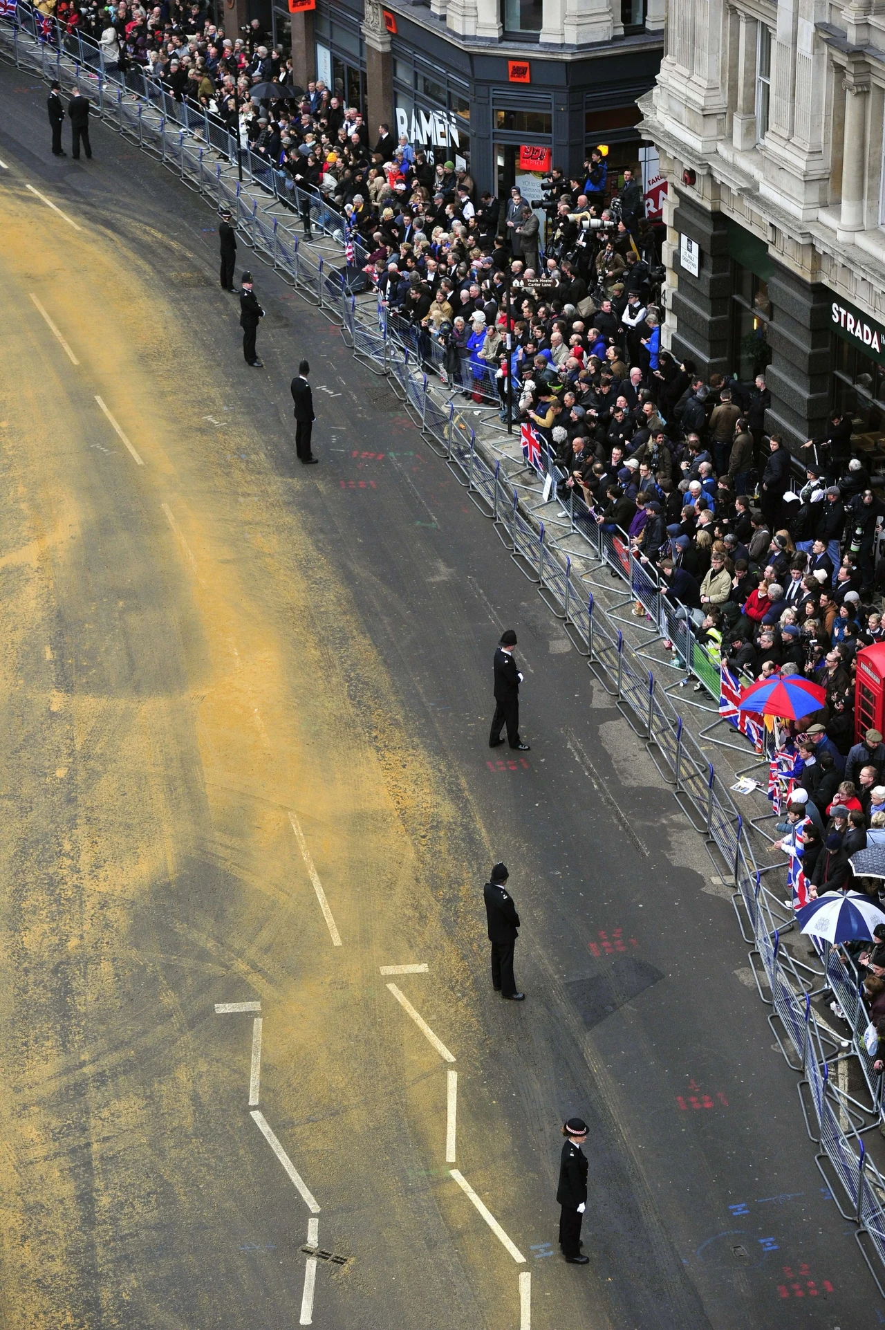 Zgromadzeni przed katedrą św. Pawła