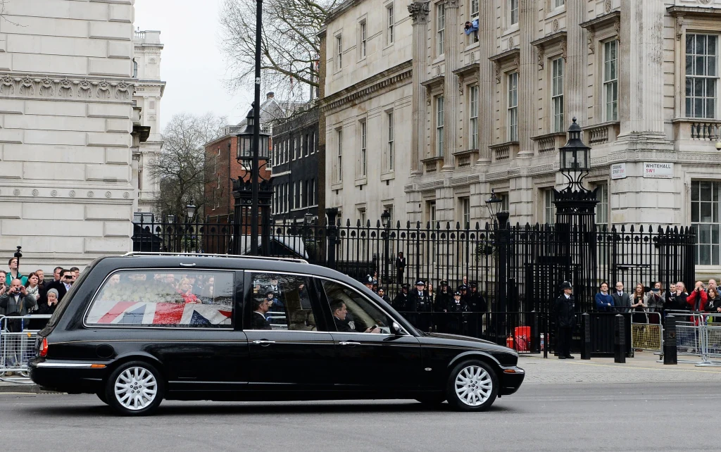 Trumna z ciałem Margaret Thatcher opuszcza kaplicę świętej Marii w Pałacu w Westminsterze
