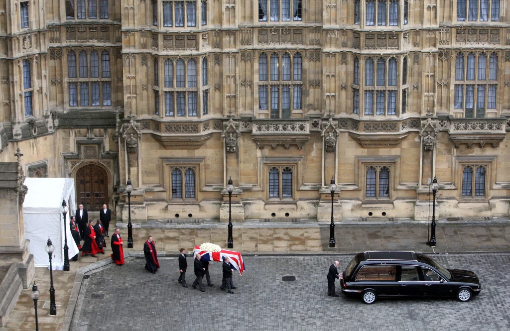 Trumna z ciałem Margaret Thatcher opuszcza kaplicę świętej Marii w Pałacu w Westminsterze