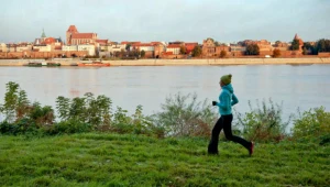 Pierwsze ujęcia serialu „Lekarze” powstały nad brzegiem Wisły, gdzie Alicja uprawiała jogging. Ekipa wstała bladym świtem, by nakręcić piękne zdjęcia z panoramą Torunia.