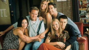 Przyjaciele uwielbiali przesiadywać na słynnej już sofie z kawiarni "Central Perk". 