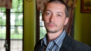 - Nietuzinkowa rola Bogdana daje mi wiele satysfakcji - mówi Wojciech Brzeziński. 