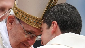 Papież Franciszek z jednym z nowo wyświęconych księży