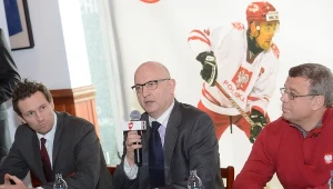 Prezes PZHL Piotr Hałasik (w środku). Obok trener reprezentacji Polski Igor Zacharkin (z prawej) i Mariusz Czerkawski